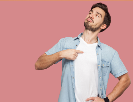 Homme qui ce pointe du doigt