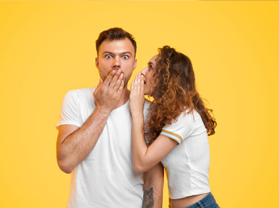 Un homme et une femme qui discutent