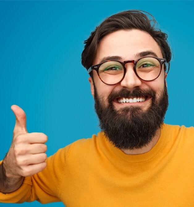 Homme souriant avec les pouces en l'air