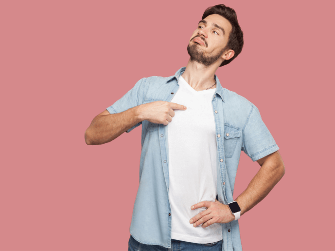 Homme qui se pointe du doigt