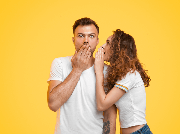 Couple qui se parle a l'oreille